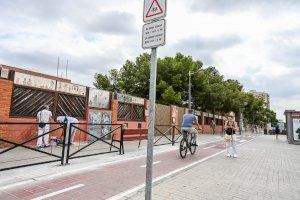 Movilidad instala bancos y vallas fijas a las puertas del CEIP Comunitat Valenciana, en Campanar, para aumentar la seguridad