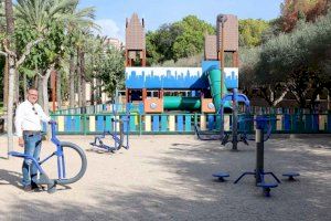 Benidorm continua la renovación de columpios y elementos biosaludables en varios parques de la ciudad