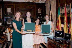 La alcaldesa de Castellón entrega los aderezos oficiales a las Reinas de las Fiestas Paula Torres y Carla Ibáñez