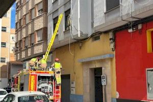 Una ventana con riesgo de caer sobre la calle moviliza a los bomberos en Burriana