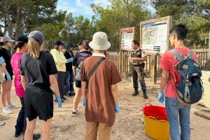 Jóvenes voluntarios realizan una jornada de limpieza en los senderos del Parque de El Moralet