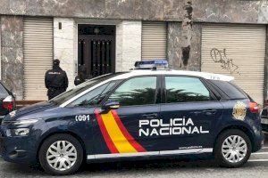 Gran operatiu policial a València: busquen el restes humanes d'una dona en un local comercial