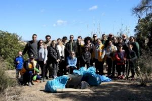 El voluntariado ambiental vuelve al Clot de Galvany para combatir la basuraleza