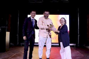 El poeta valenciano Joan Mahiques Climent recibe el XXII Premio de Poesía Vicent Andrés Estellés de Burjassot