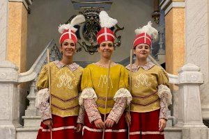 Tres dones de Sueca participen per primera vegada en el ball dels Tornejants en la processó de la Mare de Déu de Sales