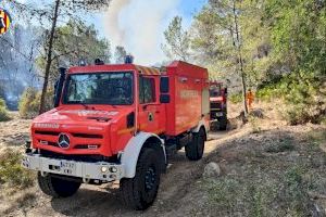 El tiempo juega a favor en el incendio de Simat tras una tarde de tensión y desalojos