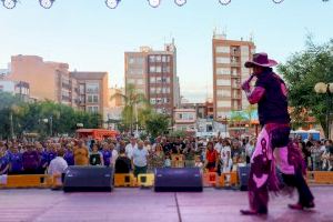 Decenas de ondenses y visitantes han bailado al ritmo de Coyote Dax en la Plaza España