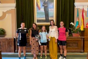 El Ayuntamiento de Castellón recibe a la campeona de España de pádel en categoría benjamín, Vera Domínguez