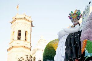 GALERÍA | La Batalla de Flores llena el centro de Burriana de tradición y color un año más