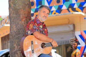 La African Women's Orchestra y el guitarrista de Xirivella Rafael Serrallet juntos en un concierto en Nairobi