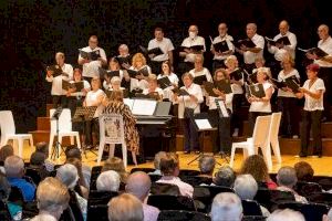 Concierto de la Coral de la Unión Musical y del Orfeó de Dénia en el Ayuntamiento de Benidorm