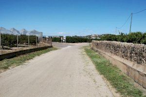 Agricultura desbrossa els encreuaments dels camins rurals