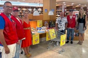 La Red de Bibliotecas de Benidorm entrega a Cruz Roja el material escolar recogido en la campaña solidaria