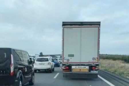 Corte total en la AP-7 entre Torreblanca y Oropesa tras el vuelco de un camión y causa retenciones de hasta 10 kilómetros