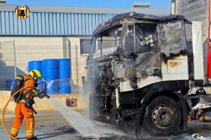 El fuego arrasa un camión en un polígono de Montaverner