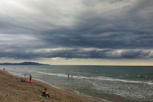 Els avisos per aiguats s'estenen a més zones de la Comunitat Valenciana i s'espera l'entrada de supercélulas des de la mar