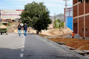 L’Alcora renueva el exterior del pabellón polideportivo: más accesibilidad, aparcamiento y zonas recreativas