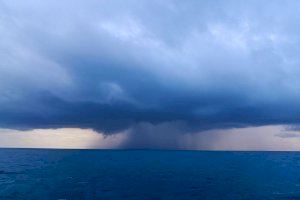 Imatges d'una cortina de pluja enfront de la costa de Borriana (xarxes socials)