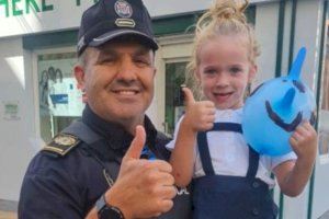 Una sonrisa que vale oro: un Policía Local de Benidorm salva la vida de una pequeña tras atragantarse con una golosina