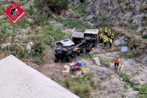 Dos heridos al despeñarse un camión por un barranco de Millena (Alicante)