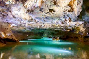 Doble oportunidad laboral en la Vall d'Uixó: trabaja en la piscina cubierta o en las Coves de Sant Josep