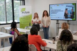 Natalia Enguix obri el primer taller organitzat al nou centre de formació del Museu Tèxtil de la Comunitat Valenciana