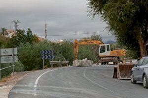 Aspe repara los daños ocasionados por la lluvia en calzada y talud de la avenida de Monforte