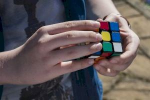 El cubo de Rubik cumple 50 años: casi todos los valencianos han jugado alguna vez pero la mitad consigue resolverlo