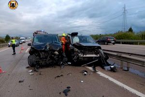 Un aparatós accident a Oliva deixa a dos persones atrapades en els seus vehicles