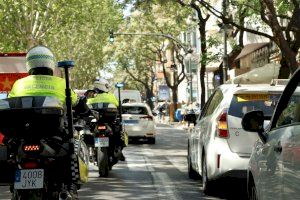 Una patrulla de motoristas salva la vida a un hombre de 48 años que sufrió un infarto en pleno barrio de Campanar