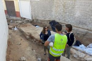 Las ediles de Cultura y Casco Histórico visitan las excavaciones sobre la Muralla descubierta en las obras de reurbanización