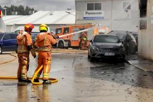 Evacúan a un herido en el incendio de un taller en Manises