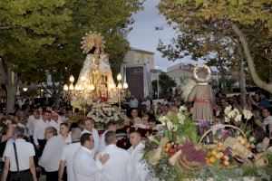 La imagen peregrina de la Virgen de los Desamparados visita la localidad de Yátova