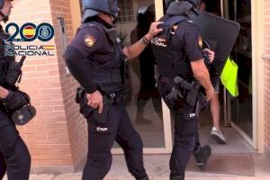 Cae una mafia que bloqueaba la web de Extranjería para vender citas falsas a los inmigrantes: Dos detenidos en Valencia