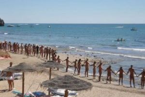 Los nudistas se manifiestan para reivindicar la tradición naturalista de una playa de Oropesa