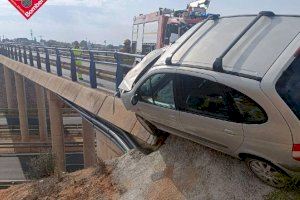 Tensión en Orihuela al quedar un coche colgando sobre la AP-7