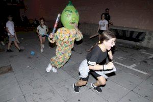 GALERÍA | Los 'Cabuts' y los niños llenan las calles del barrio de la Mercé de Burriana en su tradicional 'batalla'