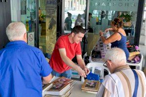 Almassora inicia el reparto del tradicional 'llibret' de las fiestas en honor a la Mare de Déu del Roser