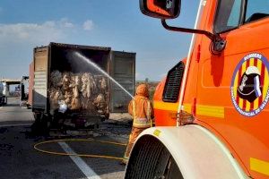 Arde un camión repleto de plásticos en la A-7 en Alberic