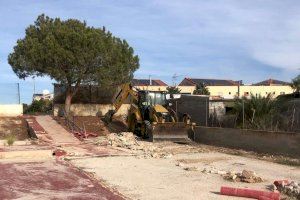 El Ayuntamiento de Orihuela inicia las obras de adecuación de la parcela para el montaje de aulas del colegio nº 20 en la costa