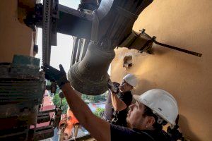 La parroquia Nuestra Señora de la Misericordia de Campanar baja dos campanas de su torre para su restauración