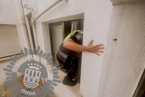 Susto en Onda: La Policía salta por la ventana para rescatar a un bebé