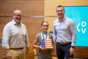 Vicent Mompó recibe a la campeona mundial de patinaje artístico Mireia Montilla