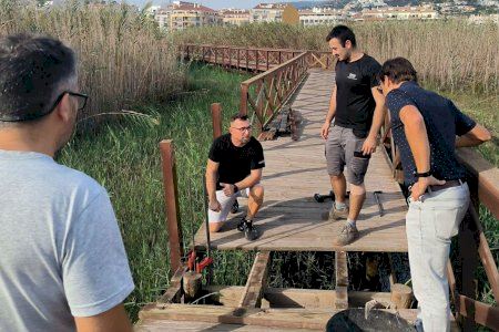 El Ayuntamiento de Peñíscola repara varios desperfectos, a consecuencia del vandalismo, en la pasarela del humedal