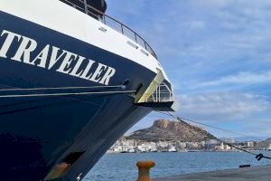 El Puerto de Alicante recibe por primera vez la visita del lujoso World Traveller, con tan solo 200 cruceristas