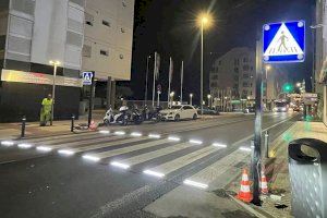 El Ayuntamiento refuerza la seguridad de los pasos de peatones en la zona comercial de Altea