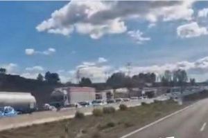 Colas de vehículos en la A-3 por un accidente en El Rebollar de Requena