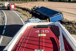 Atrapado un chófer tras volcar con su camión en Villena