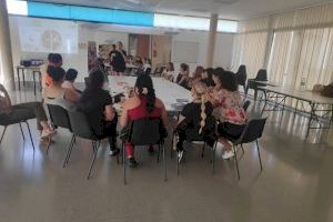 Profesionales del centro de salud de Altabix imparten un taller de nutrición para padres en el barrio de Los Palmerales