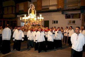 La Mare de Déu del Roser llega hasta la Iglesia del Santísimo Cristo del Calvario de Almassora en su traslado